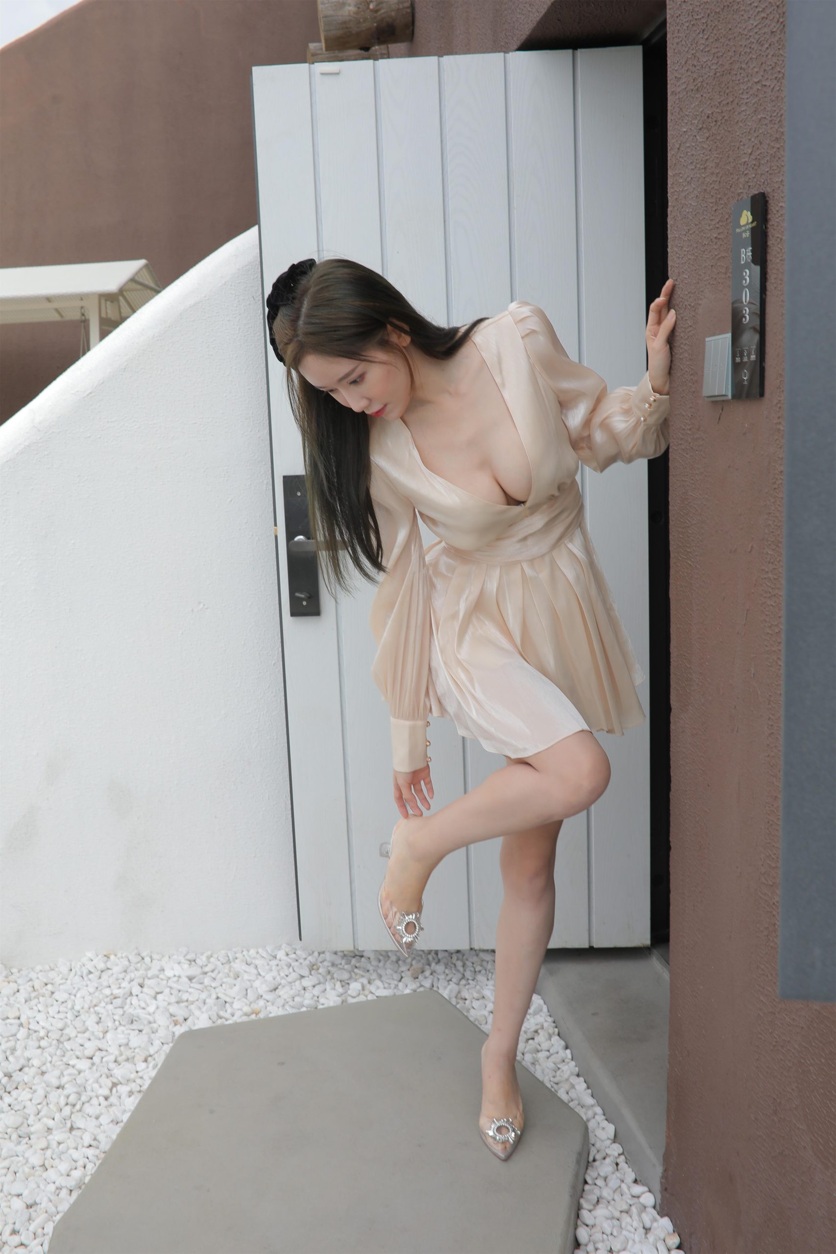 白裙子长腿美女[369P]